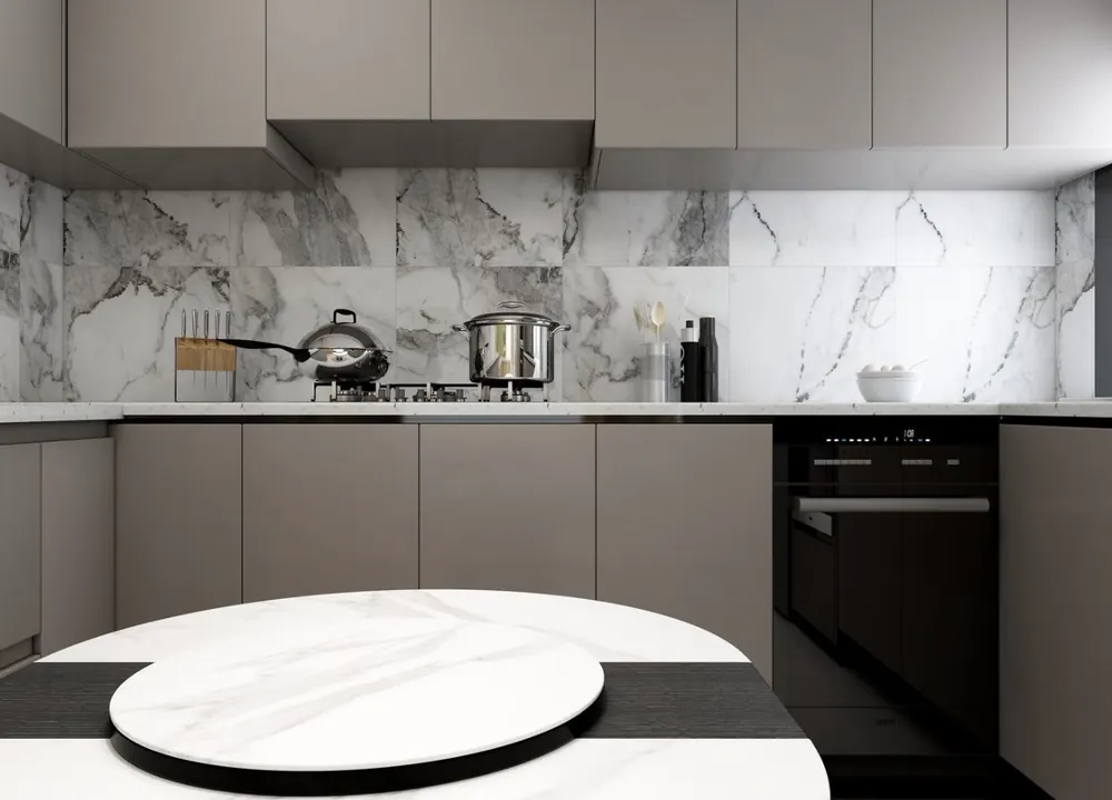 Cocina con frontal y encimera efecto mármol, muebles gris topo y columna de hornos integrada